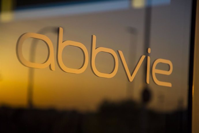 Archivo - Logo de AbbVie en sus oficinas de Madrid.