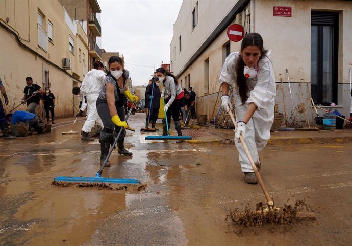 Varias personas colaboran en la limpieza de Paiporta, a 8 de noviembre de 2024, en Valencia, Comunidad Valenciana (España).