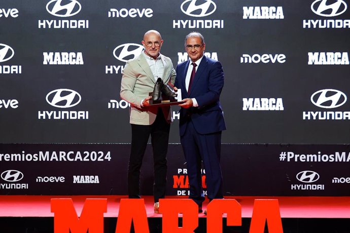 Luis de la Fuente recibe su Premio MARCA de manos del director del periódico, Juan Ignacio Gallardo