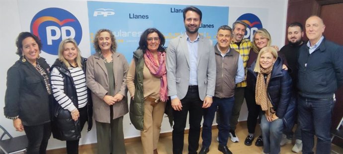 Junta local del PP de Llanes con el presidente de PP, Álvaro Queipo.