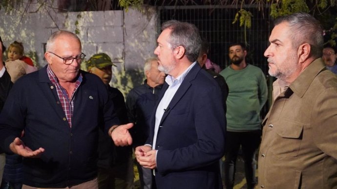 El secretario general del PSOE-A, Juan Espadas, reunido con los vecinos afectados por el desbordamiento del río Almanzora.