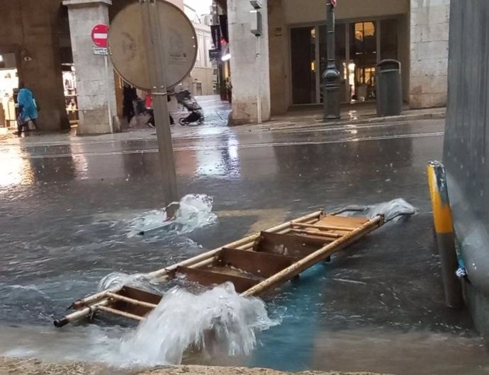 La lluvia descarga con fuerza en la calle Jaume III de Palma (Mallorca).