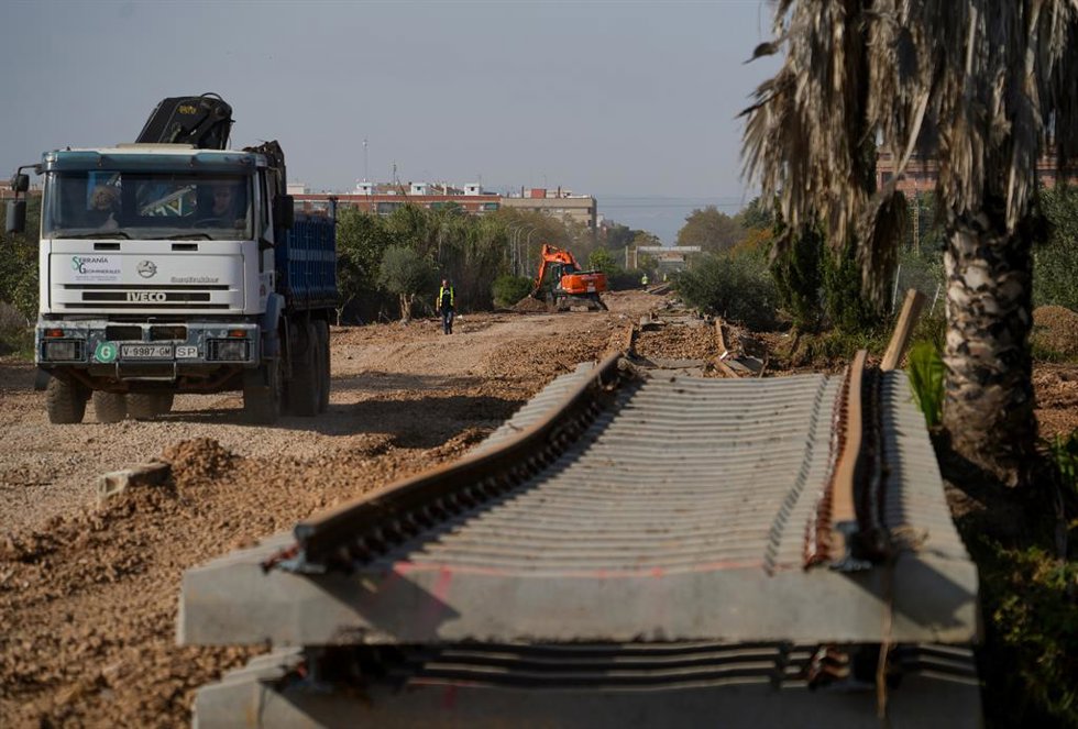 Arreglo de las vías del tren a su paso por Aldaia, a 9 de noviembre de 2024, en Aldaia, Valencia, Comunidad Valenciana (España). Las labores de búsqueda de posibles víctimas de la DANA en la provincia de Valencia siguen adelante hoy con el despliegue de