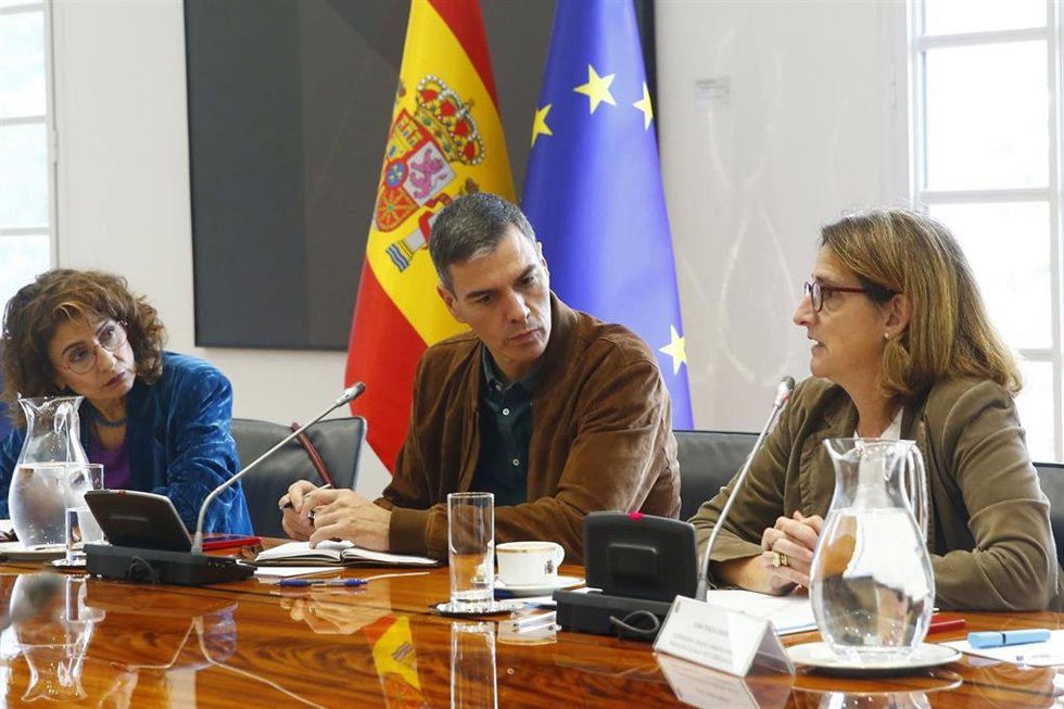 (I-D) La vicepresidenta primera y ministra de Hacienda, María Jesús Montero; el presidente del Gobierno, Pedro Sánchez, y la vicepresidenta tercera y ministra para la Transición Ecológica y el Reto Demográfico, Teresa Ribera, durante una reunión del Com