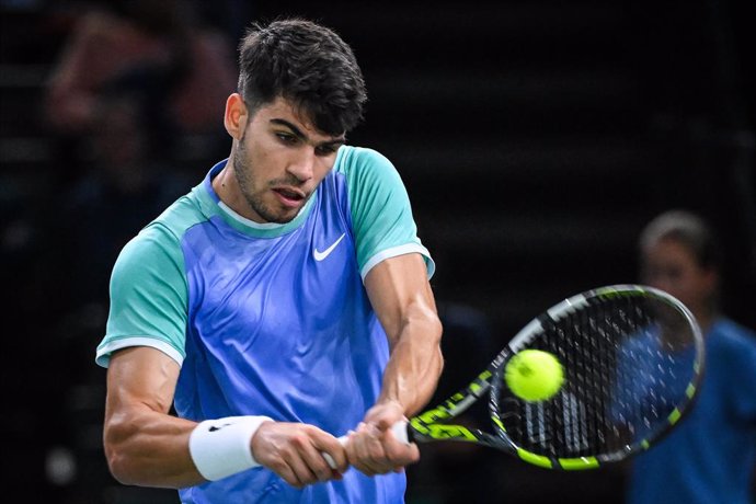 31 October 2024, France, Paris: Spanish tennis player Carlos Alcaraz in action against French Ugo Humbert during their men's singles round of 16 match of the Rolex Paris Masters tennis tournament at Accor Arena. Photo: Matthieu Mirville/ZUMA Press Wire/dp