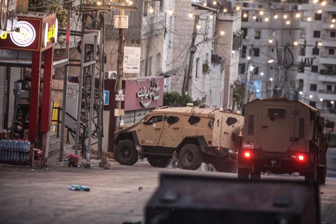 Archivo - September 11, 2024, Tubas, West Bank, Palestine: Israeli military vehicles patrolling in the middle of the night during the raid on the city of Tubas. A large-scale Israeli military raid on the city of Tubas in the northern occupied West Bank, w