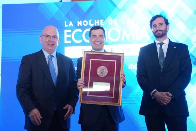 El presidente andaluz, Juanma Moreno, recibe la Medalla de Honor de la Cámara Oficial de Comercio, Industria, Servicios y Navegación de Huelva.