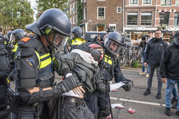 Archivo - Efectivos de la Policía reprimen a un activista propalestino en Ámsterdam, Países Bajos