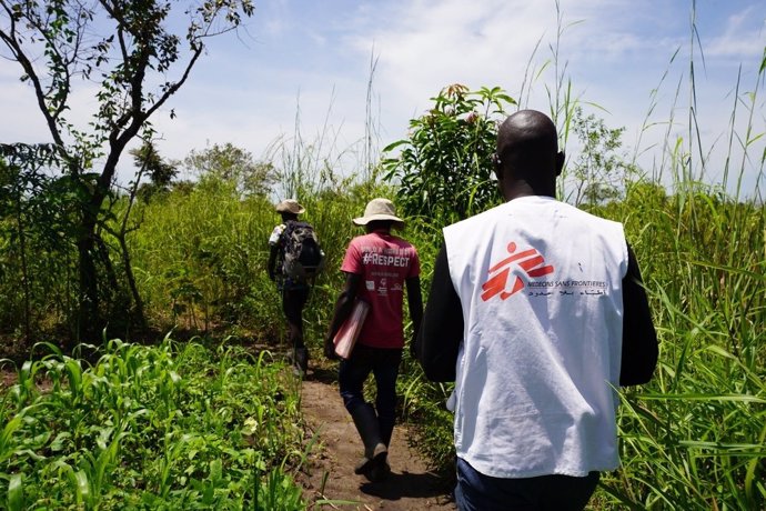 Archivo - Trabajadores de salud locales y un equipo de MSF en una operación para atender a un cliente  en una localidad del condado de Yei, en Ecuatoria Central (Sudán del Sur)