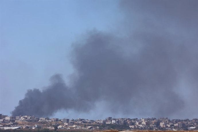 Colas de humo por ataques de Israel contra Yabalia, en el norte de la Franja de Gaza