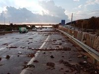 Noche sin incidencias reseñables en Almería por la lluvia, que mantiene cortada la A-7 en Balanegra