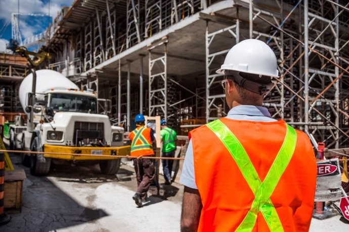 Archivo - Un obrero trabajando en una construcción