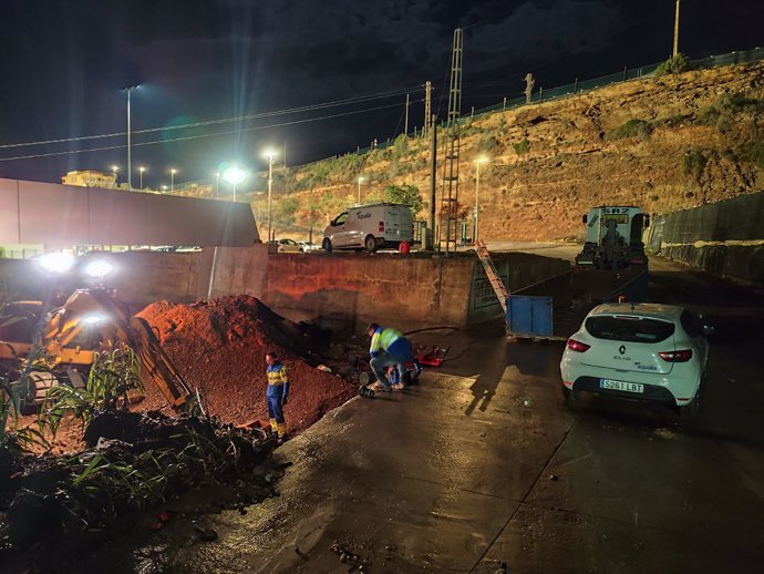 Obras para recuperar el abastecimiento de agua potable en Balanegra (Almería) tras la salida de la rambla.