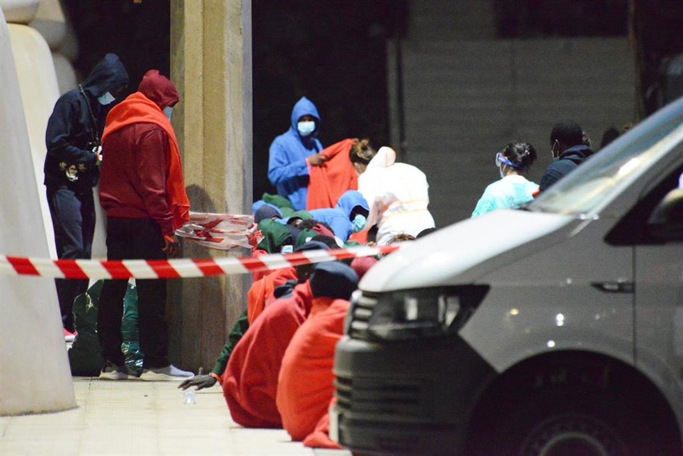 Archivo - Efectivos sanitarios del Servicio de Urgencias Canario (SUC) y Cruz Roja, atienden a varios migrantes a su llegada al muelle de La Restinga tras ser rescatados de una patera, a 23 de agosto de 2021, en la isla de El Hierro, a 22 de agosto de 2