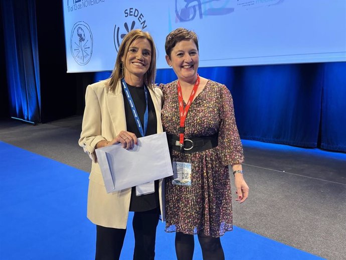 La enfermera de Nefrología del Hospital Clínico de Zaragoza Raquel Pérez recibe el premio Póster de Investigación de manos de la vicepresidenta de SEDEN, Irene Larrañeta.