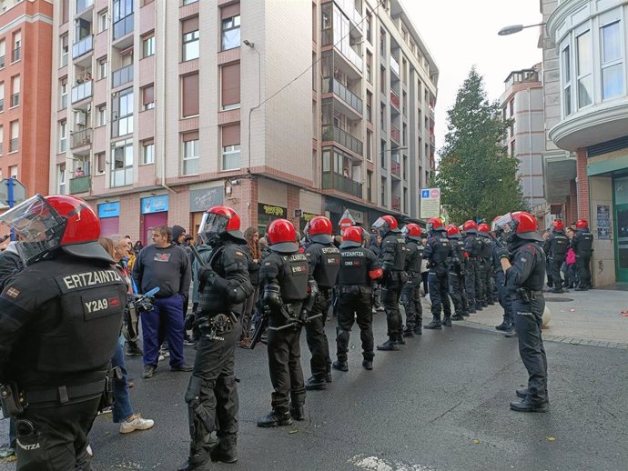 Operativo de la Ertzaintza en Astrabudua, donde se va a ejecutar un desahucio