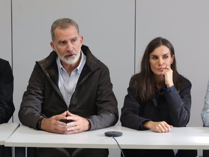 Els Reyes Felip i Letizia, seriosos i preocupats després dels altercats viscuts durant la seua visita a Paiporta