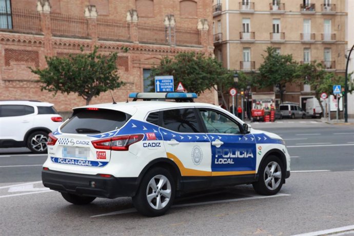 Archivo - Vehículo de la Policía Local de Cádiz