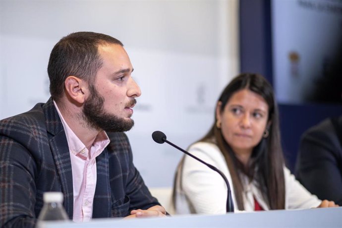 El alcalde de Letur, Sergio Marín, en la firma del protocolo de colaboración con Globalcaja.