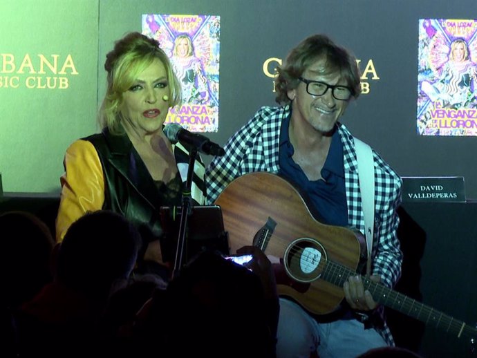 Lydia Lozano y Alejandro Abad en la presentación del libro de la tertuliana, 'La venganza de la llorona'