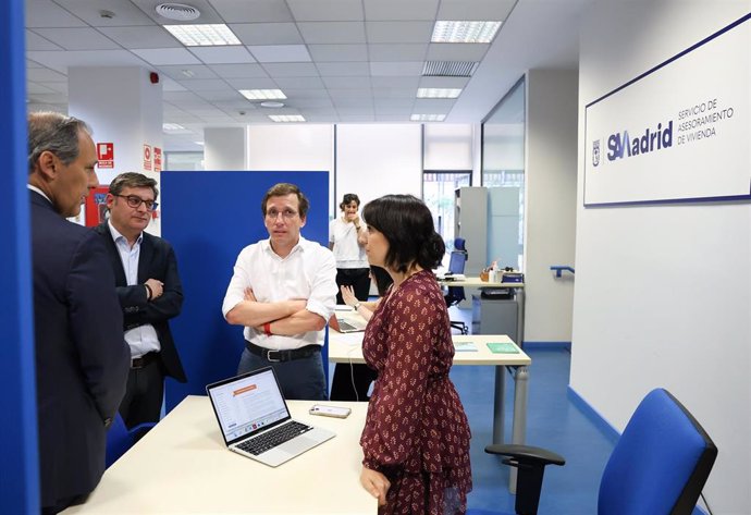 Archivo - El alcalde de Madrid, José Luis Martínez-Almeida (d), durante la inauguración de una oficina del Servicio de Asesoramiento de Vivienda (SAVMadrid) en el distrito de Centro