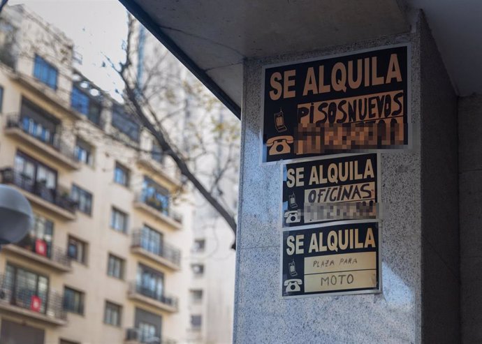 Archivo - Carteles de 'Se alquila' pegados en un edificio en Madrid.