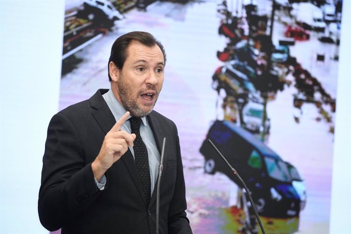 El ministro de Transportes y Movilidad Sostenible, Óscar Puente, atiende a los medios de comunicación, en la sede del MInisterio, a 31 de octubre de 2024, en Madrid (España)