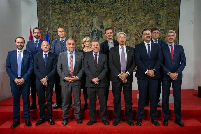 El presidente regional, Emiliano García-Page, ha presidido, en Toledo, la firma de los convenios de colaboración entre la Junta de Comunidades de Castilla-La Mancha, la Universidad de Castilla-La Mancha (UCLM), y la Universidad de Alcalá (UAH) .