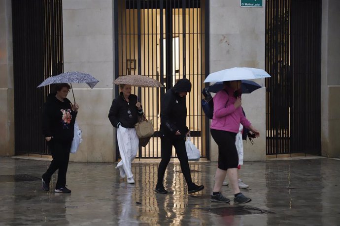 Personas con paraguas por las calles de Málaga 