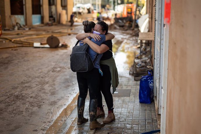 Dos mujeres se abrazan, a 4 de noviembre de 2024, en Benetússer, Valencia, Comunidad Valenciana (España).