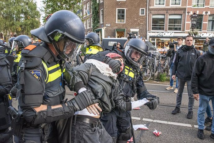 Archivo - Arxiu - Efectius de la Policia reprimeixen a un activista propalestino a Àmsterdam, Països Baixos