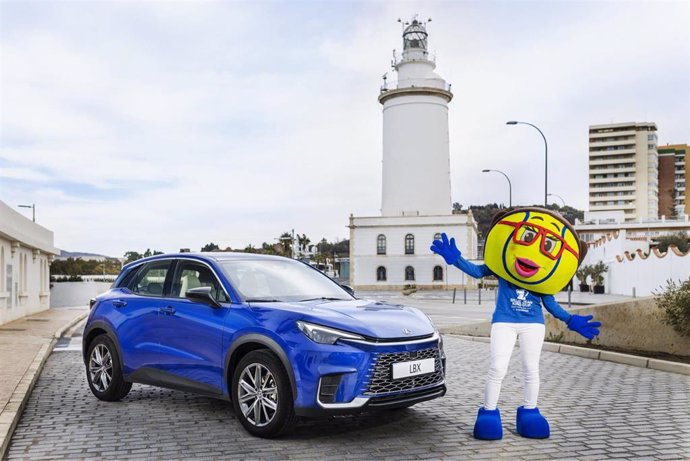 El nuevo Lexus LBX junto a Netty, la mascota de las Finales de la BJCK de Málaga