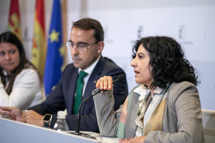 La alcaldesa de Mira, Miriam Lava, tras firmar el Protocolos de Colaboración en Emergencia entre la Consejería de Bienestar Social, Globalcaja.