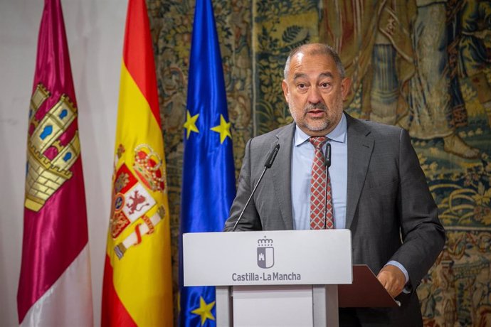 El rector de la UCLM, Julián Garde.