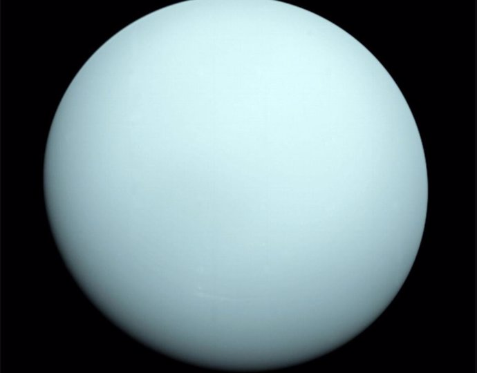 Archivo - Al llegar a Urano en 1986, la Voyager 2 observó un orbe azulado con rasgos extremadamente sutiles. Una capa de neblina ocultaba a la vista la mayoría de las características de las nubes del planeta.