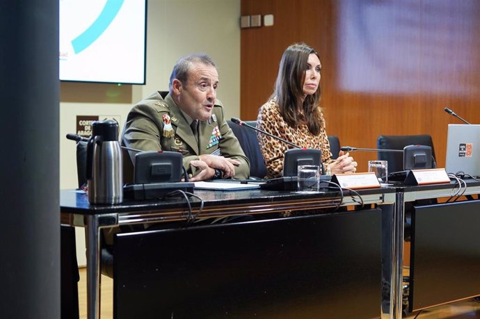 La presidenta de las Cortes de Aragón, Marta Fernández, junto al general de la Brigada del Ejército de Tierra, Víctor Mario, durante la jornada.