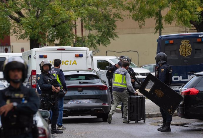 Efectivos de la Policía Nacional desplegados en el Polígono Sur