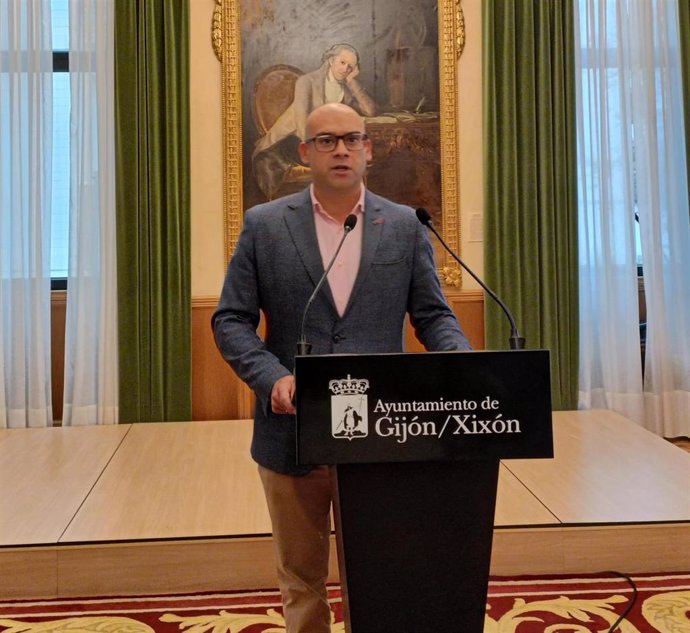 El portavoz del Gobierno del Ayuntamiento de Gijón, Jesús Martínez Salvador, en rueda de prensa en el Consistorio gijonés.