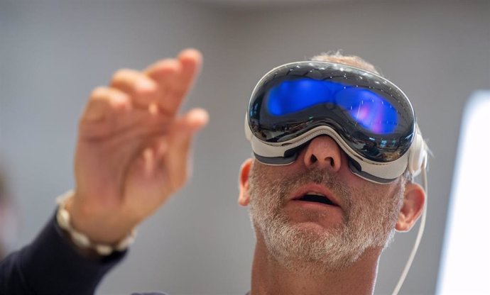 Archivo - 12 July 2024, Berlin: A customer tests the new Vision Pro computer glasses in the Apple store on Kurfuerstendamm. Apple is launching sales of its computer glasses in Germany today. Photo: Monika Skolimowska/dpa