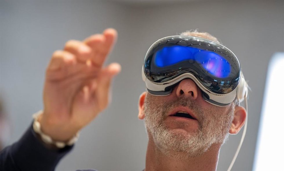 Archivo - 12 July 2024, Berlin: A customer tests the new Vision Pro computer glasses in the Apple store on Kurfuerstendamm. Apple is launching sales of its computer glasses in Germany today. Photo: Monika Skolimowska/dpa