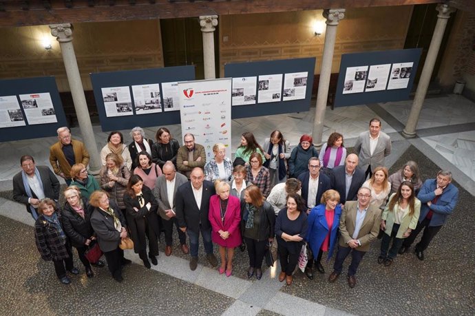 Foto de familia de los participantes en la inauguración de la exposición de la Plataforma del Voluntariado.