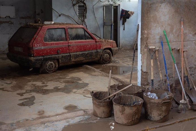 Una coche manchado de barro por los efectos de la DANA, a 10 de noviembre de 2024, en Catarroja