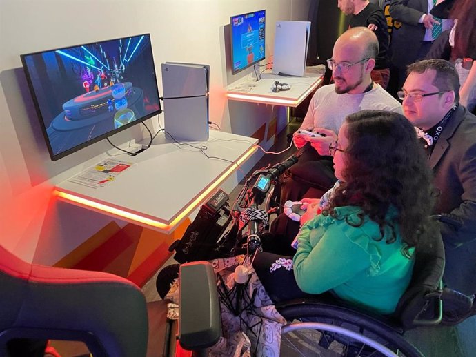 Una influencer gamer visita las oficinas de Inserta Empleo para probar el nuevo mando de PlayStation 5.