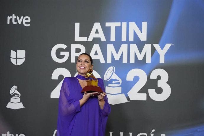 Archivo - La cantante Niña Pastori, posa con el Grammy a mejor álbum flamenco, que le ha sido otorgado durante la gala entrega de los Latin Grammy 2023, en el Palacio de Congresos de Sevilla, a 16 de noviembre de 2023, en Sevilla. (Imagen de archivo).