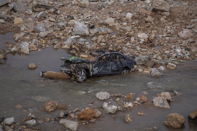 Un vehículo en el barranco de Torrent tras el paso de la DANA