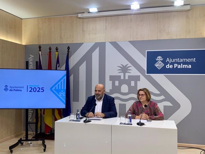 El alcalde de Palma, Jaime Martínez, y la regidora de Hacienda, Función Pública y Gobierno Interior, Mercedes Celeste, presentan los presupuestos municipales para 2025