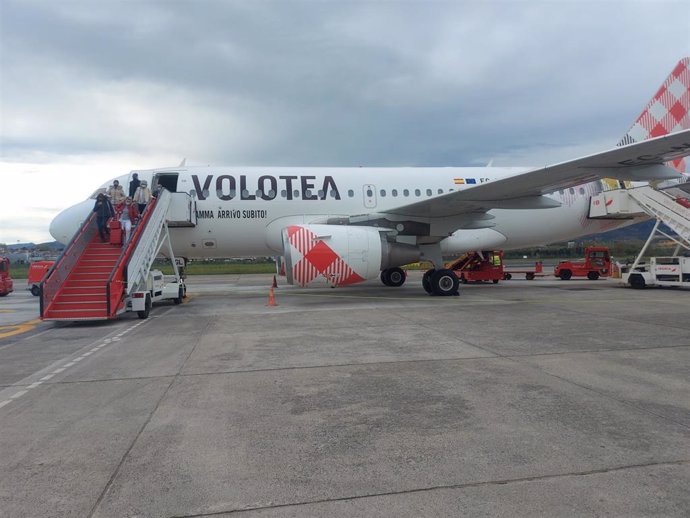 Archivo - El aeropuerto de San Sebastián estrena las rutas a Málaga y Sevilla con Volotea