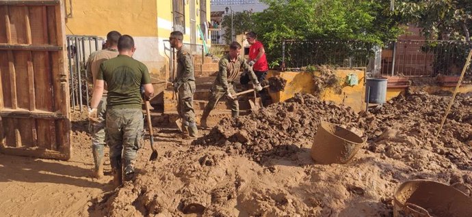 Militares de la Brigada 'Guzmán el Bueno' X de Córdoba siguen retiradando lodo en calles de municipios de Valencia afectados por la DANA.