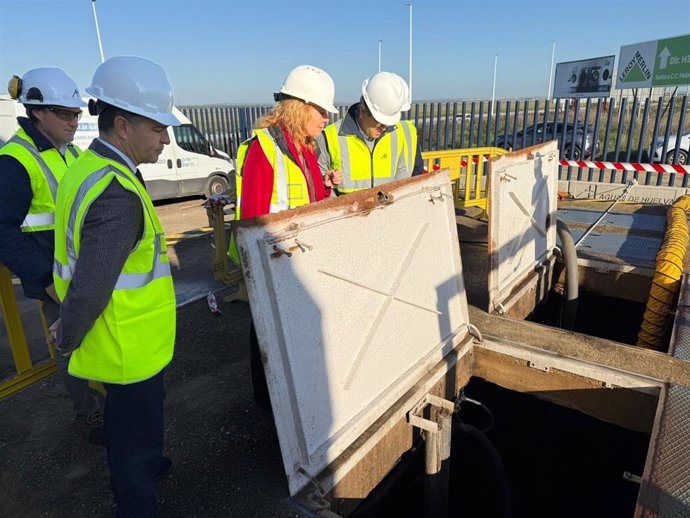 La alcaldesa de Huelva Pilar Miranda; y el presidente de la Empresa Municipal de Aguas de Huelva, Felipe Arias, han supervisado este martes los trabajos de limpieza preventiva en el sistema de alcantarillado de la capital.