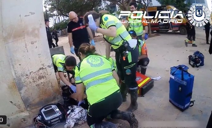 Policía Municipal de Madrid y Samur atienden a un menor apuñalado por otro en una calle de Valencia